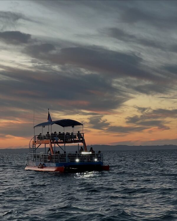 Atardecer en Catamaranes Doña Ida Pucón
