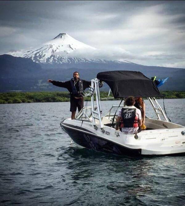 Paseo en lancha Kimelu en Pucón