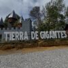 Figuras gigantes en Tierra de Gigantes Pucón - Experiencia única con escalas monumentales