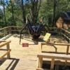 Figuras gigantes en Tierra de Gigantes Pucón - Experiencia única con escalas monumentales