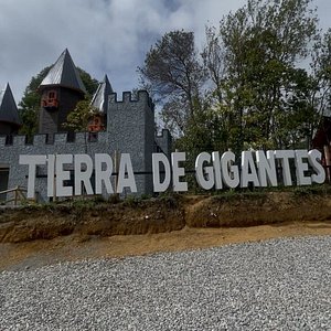 Figuras gigantes en Tierra de Gigantes Pucón - Experiencia única con escalas monumentales