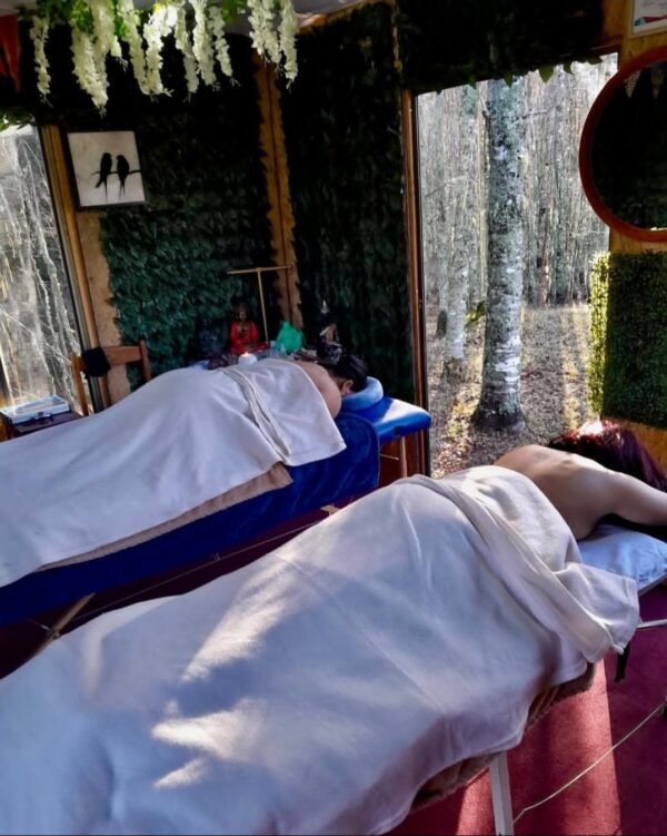 Pareja disfrutando tinaja privada en spa para couples - Pucón