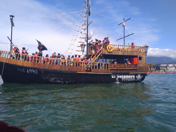 pirataspucon1 paseo en los barcos piratas de pucón